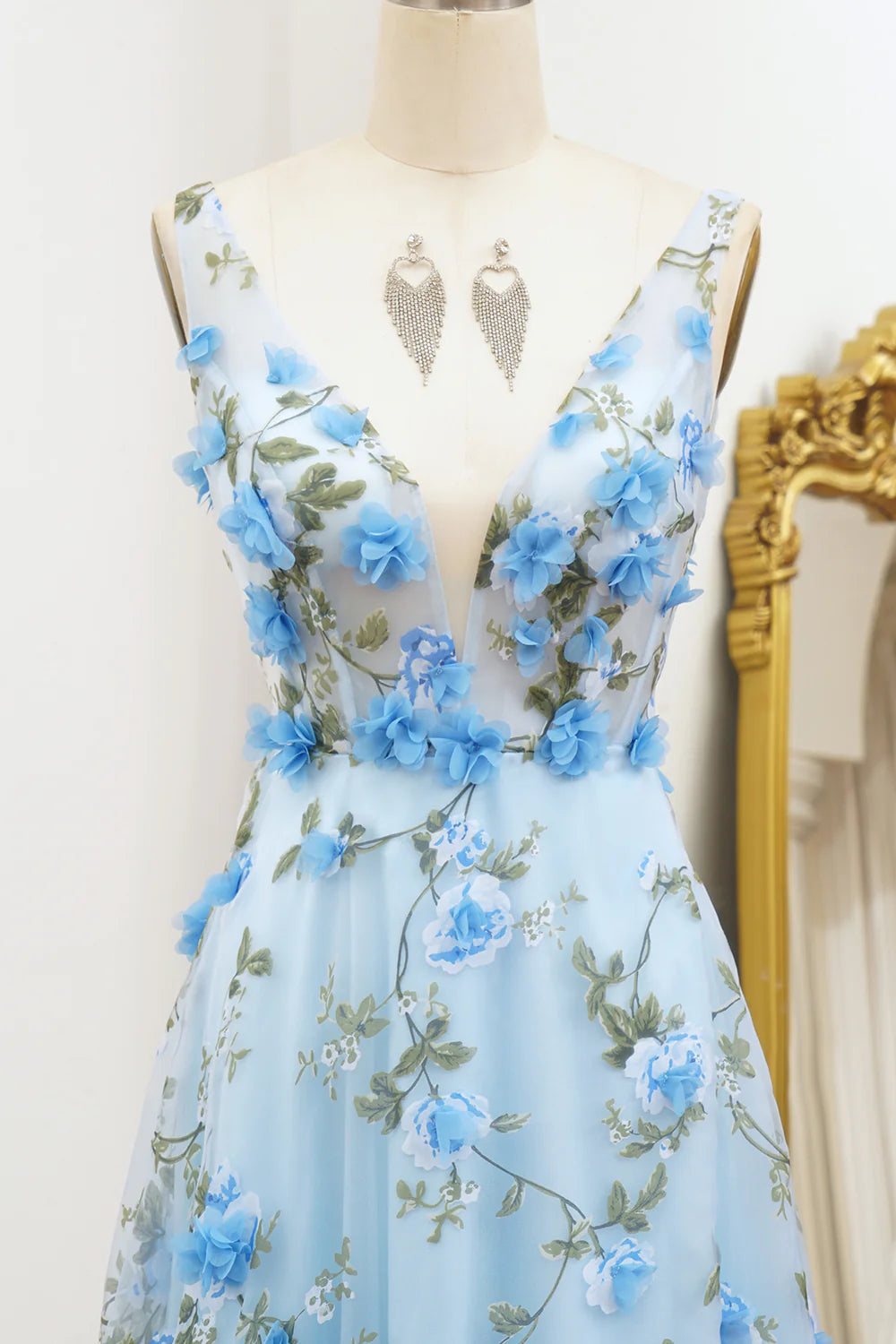 Robe de bal trapèze en tulle à fleurs appliquées et col en V